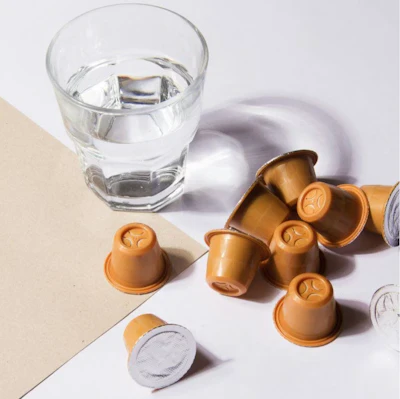 Los clientes de Starbucks en el Reino Unido pueden llevar sus bolsas de reciclaje de cápsulas de café Podback llenas a los puntos de entrega de Yodel o usar la recolección en la acera en regiones seleccionadas.