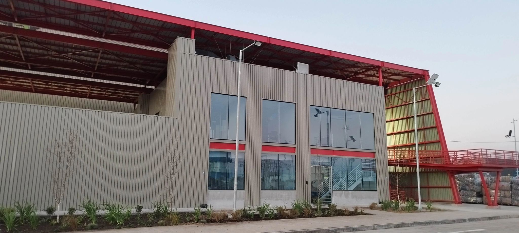 La planta Re-Ciclar, operada por Coca-Cola Andina y Coca-Cola Embonor y ubicada en la comuna de Lampa, a 40 kil&oacute;metros de Santiago, ha sido dise&ntilde;ada con un enfoque integral en la sustentabilidad.