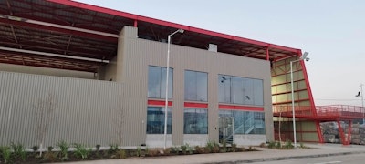 La planta Re-Ciclar, operada por Coca-Cola Andina y Coca-Cola Embonor y ubicada en la comuna de Lampa, a 40 kilómetros de Santiago, ha sido diseñada con un enfoque integral en la sustentabilidad.
