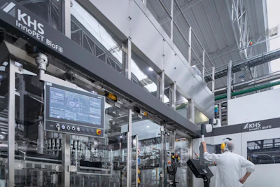 En la InnoPET BloFill KHS se combina tecnología de moldeo por estirado-soplado de última generación con eficiencia energética y maquinaria de llenado flexible.