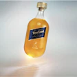 La botella del whisky Johnnie Walker es la más liviana del mundo y marca un avance significativo hacia la sostenibilidad, al reducir el peso del empaque sin sacrificar el diseño exclusivo de lujo.