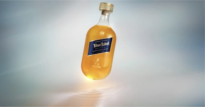 La botella del whisky Johnnie Walker es la más liviana del mundo y marca un avance significativo hacia la sostenibilidad, al reducir el peso del empaque sin sacrificar el diseño exclusivo de lujo.