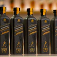 La botella de papel de Johnnie Walker se está probando en el bar 1820 de Johnnie Walker Princess Street en Edimburgo, Escocia.