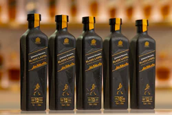 La botella de papel de Johnnie Walker se está probando en el bar 1820 de Johnnie Walker Princess Street en Edimburgo, Escocia.