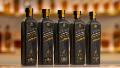 La botella de papel de Johnnie Walker se está probando en el bar 1820 de Johnnie Walker Princess Street en Edimburgo, Escocia.