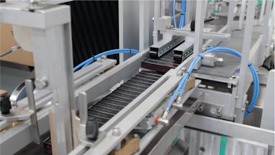La primera capa de 24 tubos de rímel en cajas cae para dejar espacio a la segunda capa. Una vez que se agrega la décima capa, se forma un bloque cúbico de 240 ct.