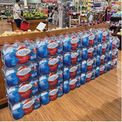 La resistencia de carga superior del formato BottleOne permite apilarlo en entornos minoristas. Los paquetes múltiples de 2 por 3 usan película retráctil decorada y registrada en lugar de cartón corrugado para un branding mejorado.