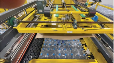 Un paletizador de arriba hacia abajo de PAI ancla la línea.