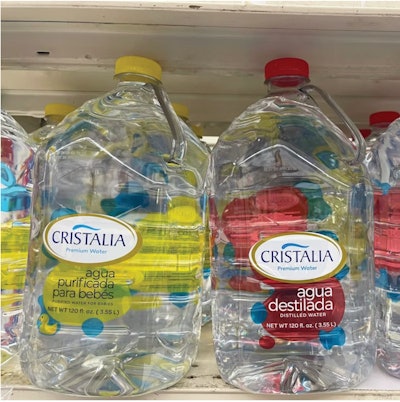 Múltiples variedades de agua Cristalia en un estante minorista. Si bien un galón equivale a 128 oz, las jarras de 120 oz (casi el equivalente a un galón) son el estándar en Puerto Rico.