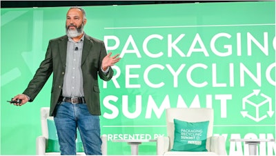 David Bourne de Google compartió el recorrido de la empresa para desarrollar envases 100 % libres de plástico para 2023.