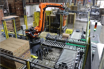 El robot PALKR-2000-C se integra armónicamente con los demás sistemas que operan en las líneas de producción de la ILV.