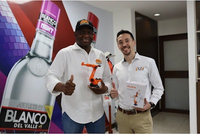 José Moreno Barco, gerente de ILV y Walter Marín, gerente comercial de CAV Robotics conversaron de manera cercana sobre el resultado de la instalación y funcionamiento del robot paletizador PALKR-2000-C.