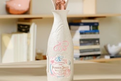 El nuevo empaque es una fusión de lujo y sostenibilidad, con un diseño ecológico y artístico.