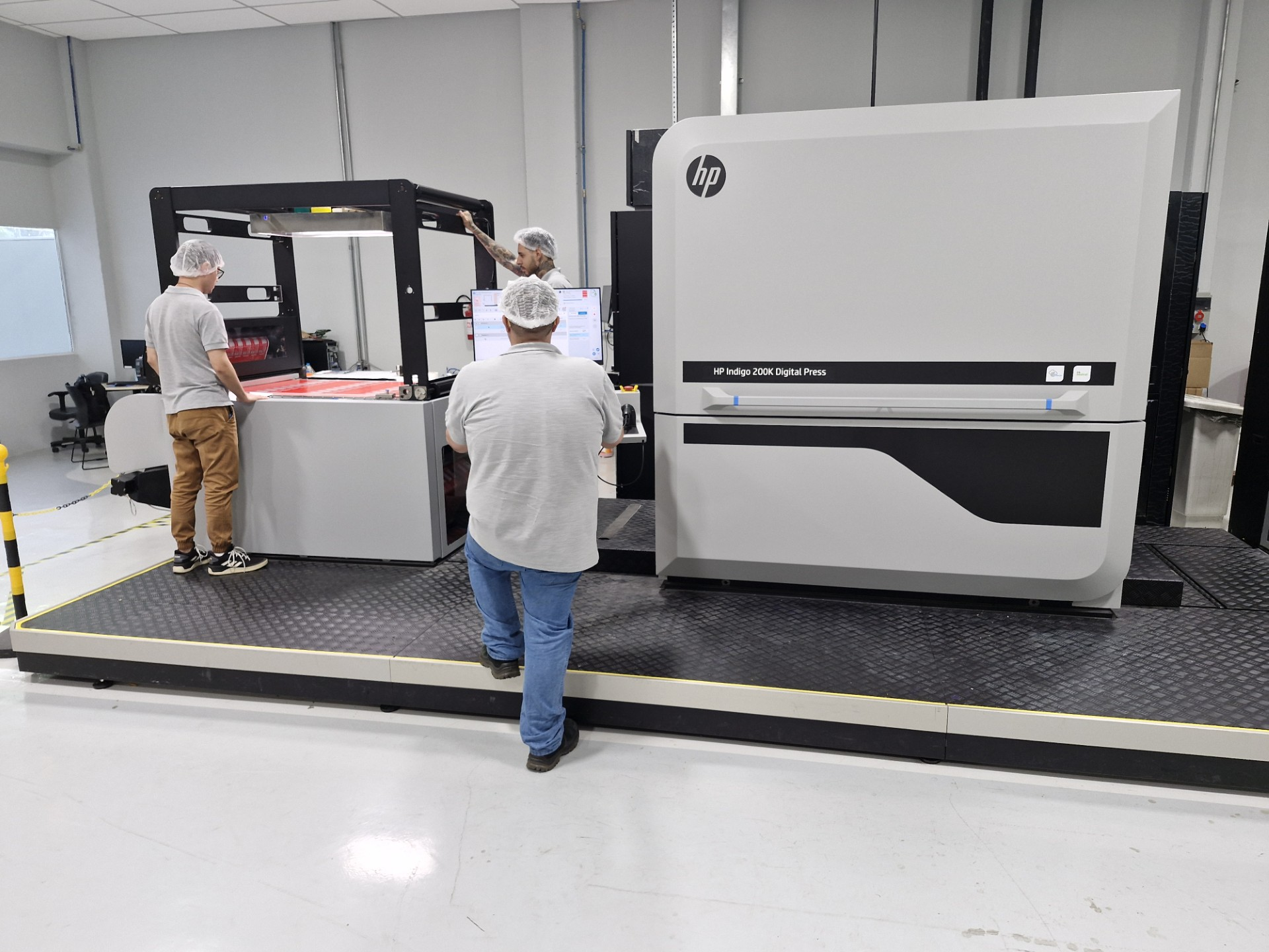 Al ser la primera prensa de este tipo en Suram&eacute;rica, Valgroup tiene una ventaja competitiva para ofrecer impresi&oacute;n digital avanzada, ideal para tiradas cortas y suplir la creciente demanda no solo de grandes fabricantes de productos de consumo empacados, sino de peque&ntilde;as y medianas empresas.