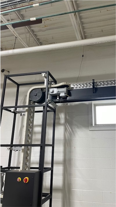 Una vez en la sala de envasado, las latas se bajan desde el nivel del entrepiso hasta la altura del suelo.