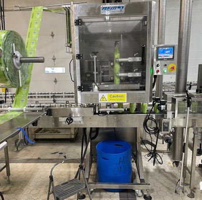 Material en rollo para enfundado retráctil de Blue Label Packaging Co. en una enfundadora retráctil AFM.