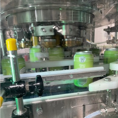 PSA es conocido por el cerrado. La cerradora de tres cabezales gira la tapas en las latas.