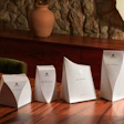 El empaque combina estética y funcionalidad con un diseño minimalista en blanco puro que resalta sus formas escultóricas. Además, refuerza el compromiso ambiental de la marca al ser reciclable y elaborado con tintas orgánicas libres de solventes.