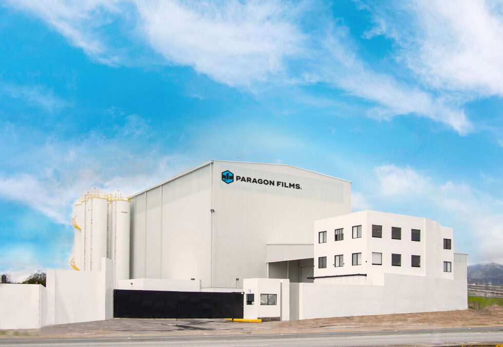 Las plantas de Paragon Films en Oklahoma, Carolina del Norte y Washington abastecen actualmente a clientes en los 50 estados de Estados Unidos, y a Canad&aacute;, M&eacute;xico, Sudam&eacute;rica, y otras regiones internacionales. La nueva instalaci&oacute;n en M&eacute;xico fortalecer&aacute; esta red, permitiendo atender de manera m&aacute;s &aacute;gil y cercana a los mercados de la regi&oacute;n.