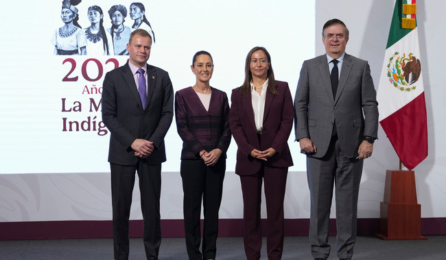Willem Uijen, de Unilever Global; Claudia Sheinbaum, presidenta de M&eacute;xico; Mildred Villegas, directora general de Unilever M&eacute;xico; y Marcelo Ebrard, durante el anuncio de inversi&oacute;n.