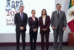 Willem Uijen, de Unilever Global; Claudia Sheinbaum, presidenta de México; Mildred Villegas, directora general de Unilever México; y Marcelo Ebrard, durante el anuncio de inversión.