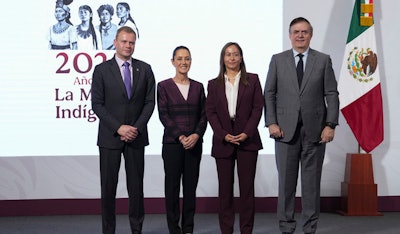 Willem Uijen, de Unilever Global; Claudia Sheinbaum, presidenta de México; Mildred Villegas, directora general de Unilever México; y Marcelo Ebrard, durante el anuncio de inversión.