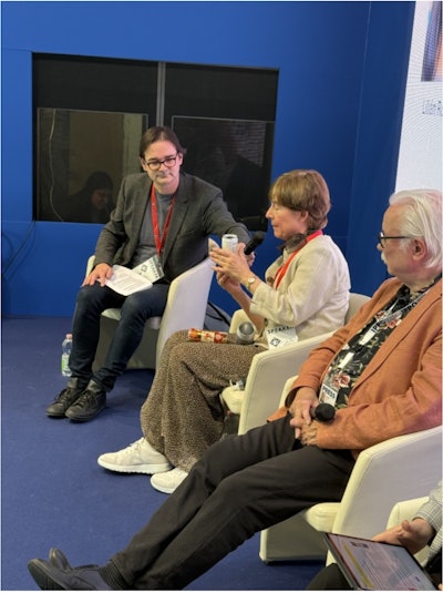 Dominique Huret, periodista especializada y directora de Cape Decision, destacó el crecimiento de los empaques sin etiqueta, y el papel emergente del Pasaporte Digital de Productos como forma de satisfacer las cambiantes demandas regulatorias.