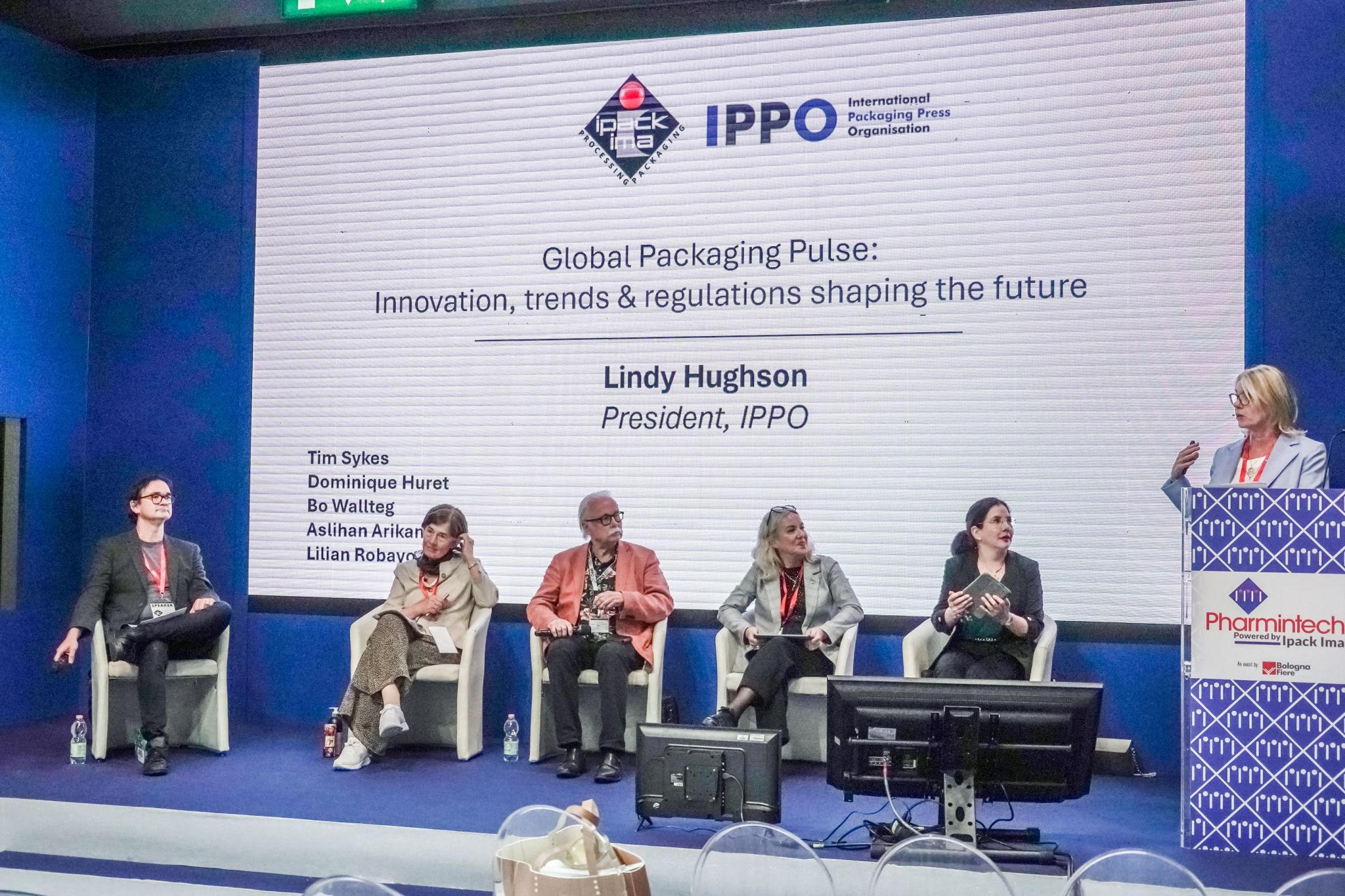 En la conversaci&oacute;n participaron Tim Sykes, editor de Packaging Europe; Dominique Huret, periodista especializada y directora de Cape Decision; Bo Wallteg, co-fundador del cluster de empaque Packbridge, (Suecia); Aslihan Arikan, comunicadora de Ambalaj D&uuml;nyas&imath; &ndash; Packaging World (Turqu&iacute;a); Lili&aacute;n Robayo P&aacute;ez, directora de medios de PMMI para Am&eacute;rica Latina y editora en jefe de Mundo EXPO PACK; y Lindy Hughson, presidenta de IPPO, y editora en jefe de Packaging News (Australia).