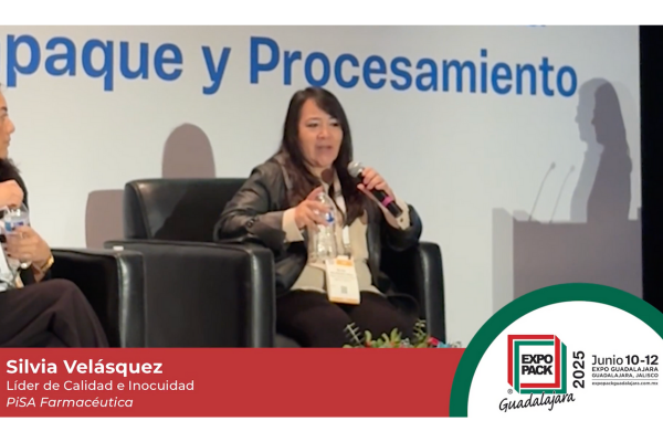 Conference speaker presenting at Expo Pack Guadalajara pharmaceutical industry event