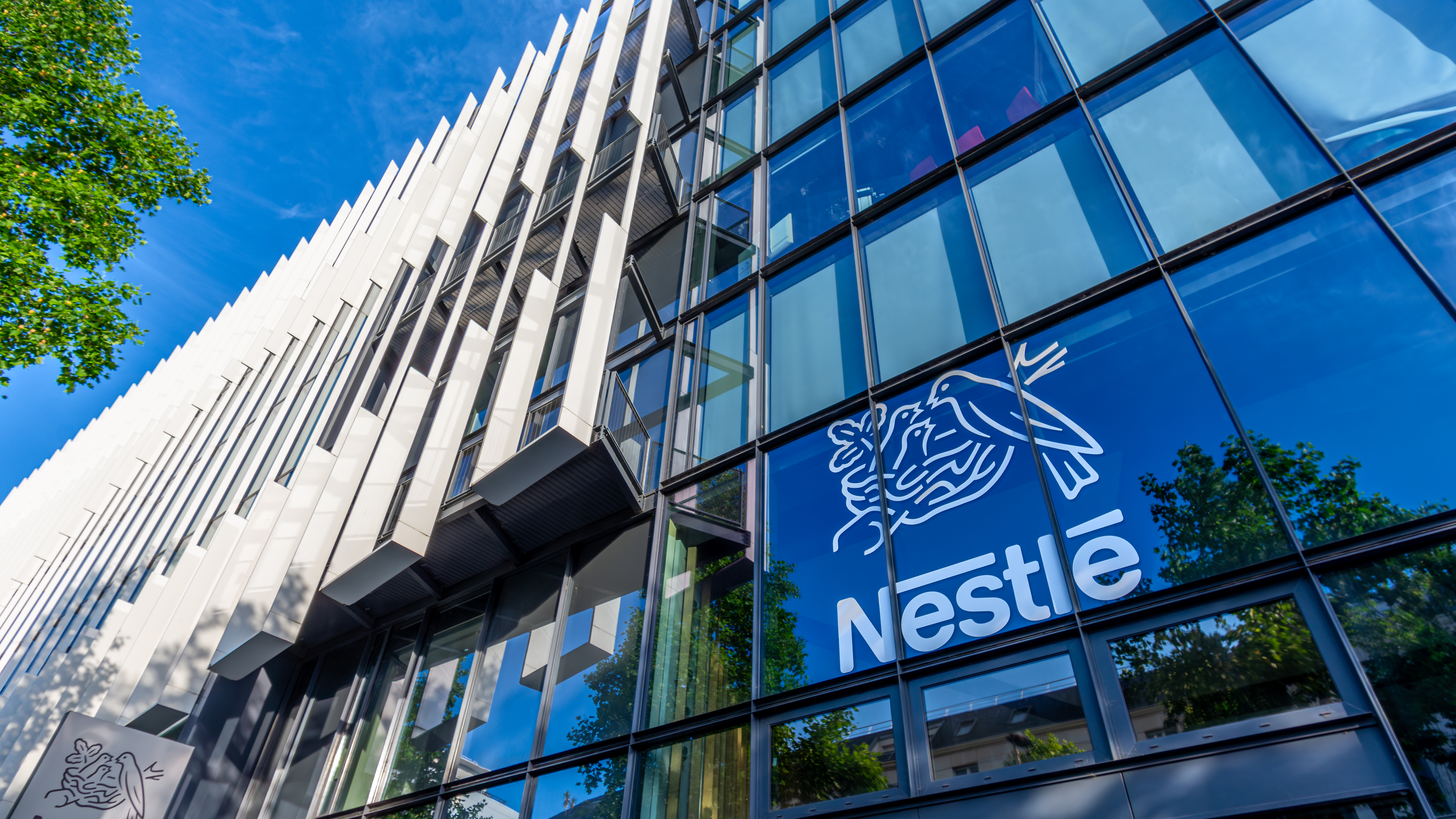 Productos como los de caf&eacute;, l&aacute;cteos y de nutrici&oacute;n infantil son importantes referencias del portafolio de Nestl&eacute; en mercados como Brasil, M&eacute;xico, Colombia y Chile. En estas categor&iacute;as podr&iacute;an registrarse ajustes, especialmente en pa&iacute;ses donde el tipo de cambio ha afectado los m&aacute;rgenes y los costos de importaci&oacute;n han aumentado.