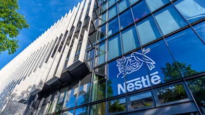 Productos como los de café, lácteos y de nutrición infantil son importantes referencias del portafolio de Nestlé en mercados como Brasil, México, Colombia y Chile. En estas categorías podrían registrarse ajustes, especialmente en países donde el tipo de cambio ha afectado los márgenes y los costos de importación han aumentado.