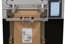 Embolsadora automática de sobremesa Rollbag R985, de PAC Machinery.