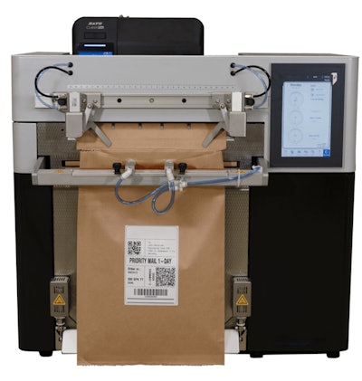 Embolsadora automática de sobremesa Rollbag R985, de PAC Machinery.