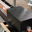 La enjuagadora de aire ionizado de Carleton Helical Technologies elimina de los envases polvo, residuos y partículas mediante aire ionizado y vacío.