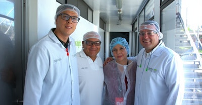 Andrés Gómez, asistente de Producción; Freddy Zapata, ingeniero de Alimentos, Lilián Robayo, editora en jefe de Mundo EXPO PACK y Santiago Ospina, gerente de Planta, durante la visita a la planta de Griffith Foods en Marinilla, Antioquia.