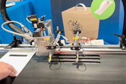 Sistema semiautomático de Allen Field para colocar manijas de papel, tela o bambú reciclables en cajas plegadizas.