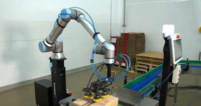 Con un gripper de cuatro ventosas, el sistema organiza cajas de distintos SKU con una capacidad de carga de hasta 12,5 kg y una altura de 2.750 mm.