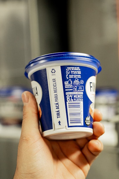 El diseño del troquelado del envase equilibró resistencia y practicidad: debía soportar la logística y, a la vez, permitir retirar la faja fácilmente para su reciclaje.