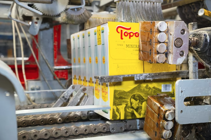 Mediante la implementaci&oacute;n de EcoStitch de Valco Melton, Topo Chico redujo el 55 % de adhesivo en el pegado hot melt de cajas con botellas de agua.