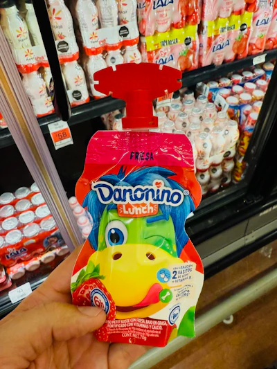 El carácter coleccionable de la Corcholata Danone, presente en los yogures infantiles Dany y Danonino, extiende la vida útil del empaque y fomenta la interacción de los niños con el envase.