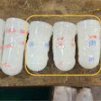 Serie de botellas de HDPE/COC moldeadas en ISBM, producidas a temperaturas de recalentamiento de preformas cada vez mayores. La región resaltada (~131–137 °C), cerca del punto de fusión del HDPE, muestra la ventana de procesamiento óptima donde la formación de la botella es estable y la distribución de las paredes es uniforme. Las botellas fuera de este rango de temperatura presentan distorsión o inestabilidad, lo que ilustra la estrecha alineación térmica necesaria para un procesamiento exitoso de ISBM de HDPE/COC.