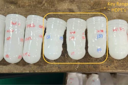 Serie de botellas de HDPE/COC moldeadas en ISBM, producidas a temperaturas de recalentamiento de preformas cada vez mayores. La región resaltada (~131–137 °C), cerca del punto de fusión del HDPE, muestra la ventana de procesamiento óptima donde la formación de la botella es estable y la distribución de las paredes es uniforme. Las botellas fuera de este rango de temperatura presentan distorsión o inestabilidad, lo que ilustra la estrecha alineación térmica necesaria para un procesamiento exitoso de ISBM de HDPE/COC.