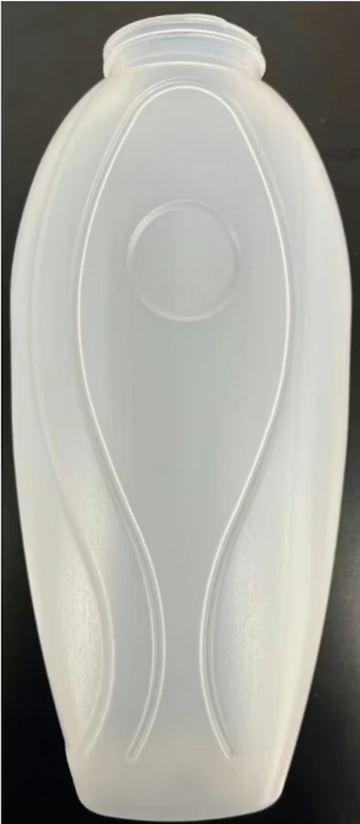 Botella de HDPE/COC moldeada con ISBM (8-12% de COC de alta Tg) que logró una reducción de peso del 30%. La botella presenta una estructura uniforme de paredes delgadas y un aspecto opaco sin pigmento añadido, gracias a la distribución fibrosa del COC de alta Tg dentro de la matriz de HDPE bajo orientación biaxial. Fuente: The Packaging Conference.