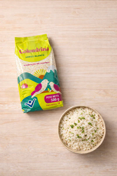 El sistema gráfico de Arroz Golondrina se despliega en tres versiones que mantienen coherencia sin perder diferenciación en el punto de venta.