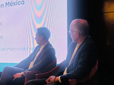 Arturo Rojas (izquierda), especialista sénior en plásticos de la iniciativa WRAP y Adrián Velasco, director de Empaques Flexibles de ECOCE y una de las voces más reconocidas en economía circular en México, durante panel en Plastics Recycling Latam 2026.
