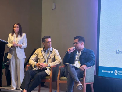 Natalia Ortega, directora de Plastics Recycling Latin America 2026, Federico Llamas, fundador de la Universidad del Medio Ambiente (centro), y Roberto Castillo, titular de la Agencia de Gestión Integral de Residuos de Ciudad de México (derecha).