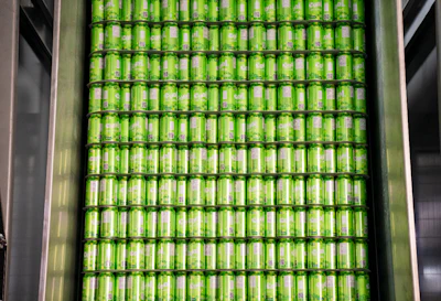 La línea de FMT alcanza hasta 13.000 latas por hora en 355 ml y 10.000 en 473 ml, con sistemas automáticos de control de llenado y rechazo.