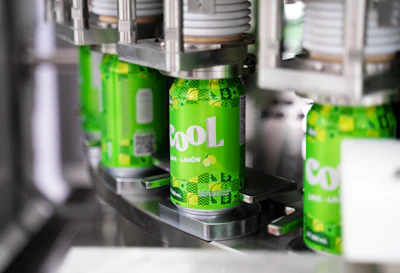 La nueva línea integra llenado, sellado, inspección y empaque automatizado, permitiendo a ISM operar productos carbonatados y no carbonatados en un mismo flujo.
