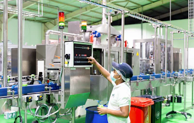 Adaptar jugos al aluminio exigió ajustes térmicos, pruebas de estabilidad y nuevo expertise técnico para garantizar sabor, inocuidad y vida útil en lata.