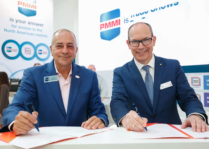 Jim Pittas, presidente y CEO de PMMI y Thomas Dohse, director de interpack.